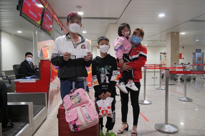 Những hình ảnh xúc động về công nhân về quê đón Tết trên chuyến bay 0 đồng