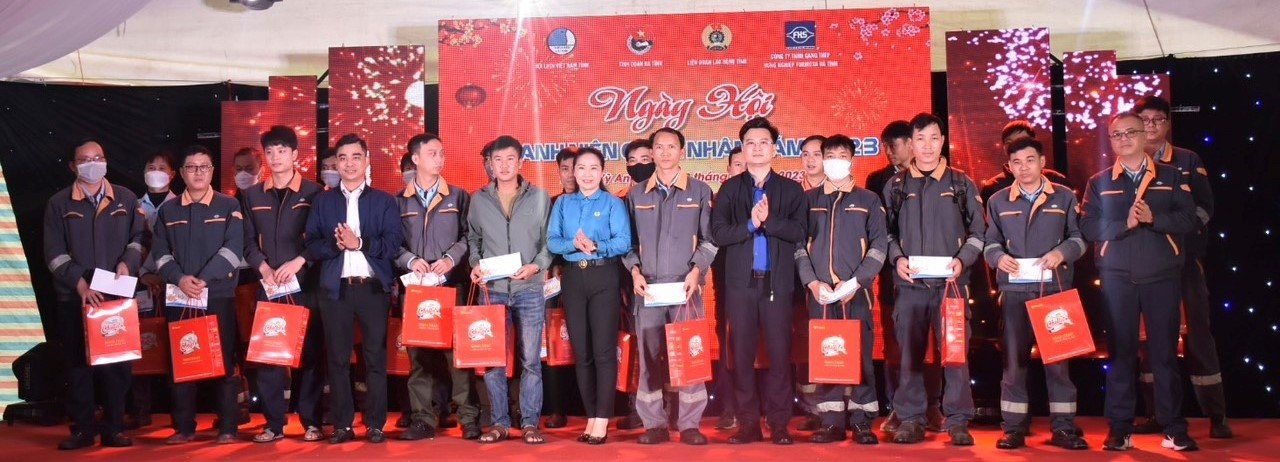 Phó chủ tịch LĐLĐ Hà Tĩnh trao quà Tết cho đoàn viên, NLĐ có hoàn cảnh khó khăn Phó chủ tịch LĐLĐ Hà Tĩnh trao quà Tết cho đoàn viên, NLĐ có hoàn cảnh khó khăn