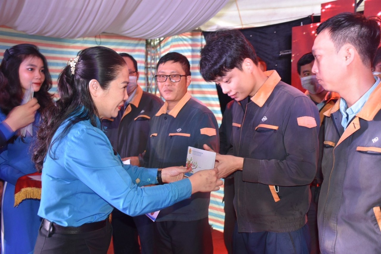 Phó chủ tịch LĐLĐ Hà Tĩnh trao quà Tết cho đoàn viên, NLĐ có hoàn cảnh khó khăn Phó chủ tịch LĐLĐ Hà Tĩnh trao quà Tết cho đoàn viên, NLĐ có hoàn cảnh khó khăn