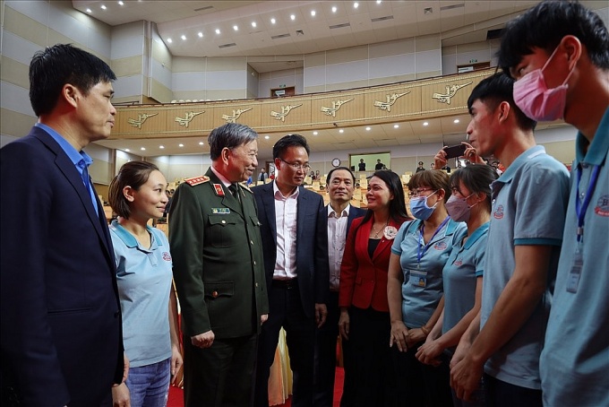 Đại tướng Tô Lâm trao quà Tết cho công nhân tại tỉnh Hưng Yên