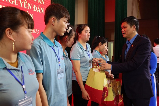 Đại tướng Tô Lâm trao quà Tết cho công nhân tại tỉnh Hưng Yên