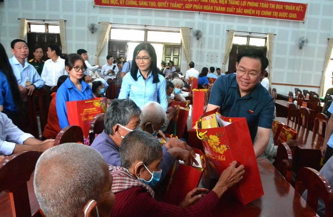 Chủ tịch Quốc hội Vương Đình Huệ thăm, tặng quà Tết cho người lao động Chủ tịch Quốc hội Vương Đình Huệ thăm, tặng quà Tết cho người lao động