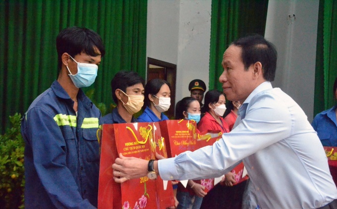 Chủ tịch Quốc hội Vương Đình Huệ thăm, tặng quà Tết cho người lao động Chủ tịch Quốc hội Vương Đình Huệ thăm, tặng quà Tết cho người lao động