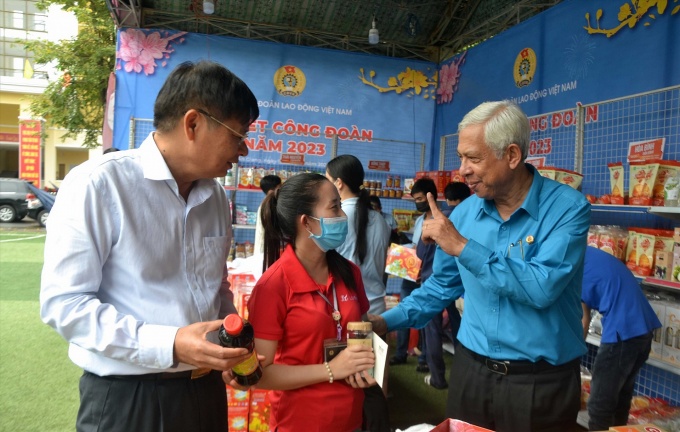 Chủ tịch Quốc hội Vương Đình Huệ thăm, tặng quà Tết cho người lao động Chủ tịch Quốc hội Vương Đình Huệ thăm, tặng quà Tết cho người lao động