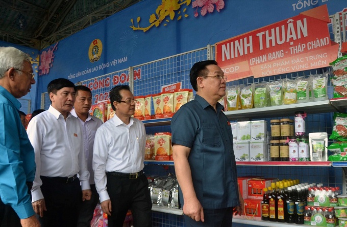 Chủ tịch Quốc hội Vương Đình Huệ thăm, tặng quà Tết cho người lao động Chủ tịch Quốc hội Vương Đình Huệ thăm, tặng quà Tết cho người lao động