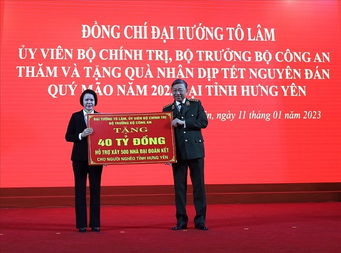 Đại tướng Tô Lâm trao quà Tết cho công nhân tại tỉnh Hưng Yên