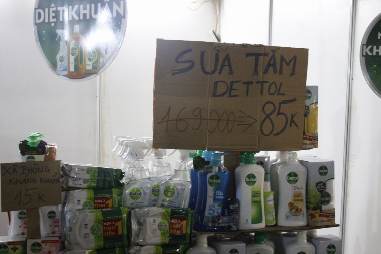 Hàng Tết giảm giá sâu. Ảnh: PV Hàng Tết giảm giá sâu. Ảnh: PV