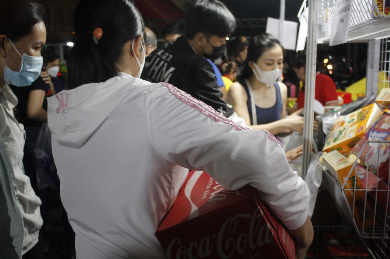 Công nhân xếp hàng mua hàng Tết giá tốt trong ngày hội Tết đoàn viên. Ảnh: PV Công nhân xếp hàng mua hàng Tết giá tốt trong ngày hội Tết đoàn viên. Ảnh: PV