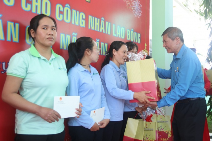 Phó Thủ tướng thăm, tặng quà cho công nhân, NLĐ khó khăn tỉnh Ninh Thuận Phó Thủ tướng thăm, tặng quà cho công nhân, NLĐ khó khăn tỉnh Ninh Thuận