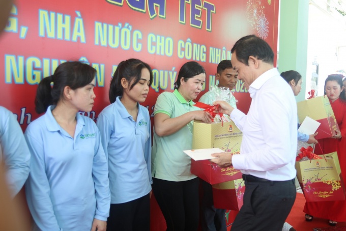 Phó Thủ tướng thăm, tặng quà cho công nhân, NLĐ khó khăn tỉnh Ninh Thuận Phó Thủ tướng thăm, tặng quà cho công nhân, NLĐ khó khăn tỉnh Ninh Thuận