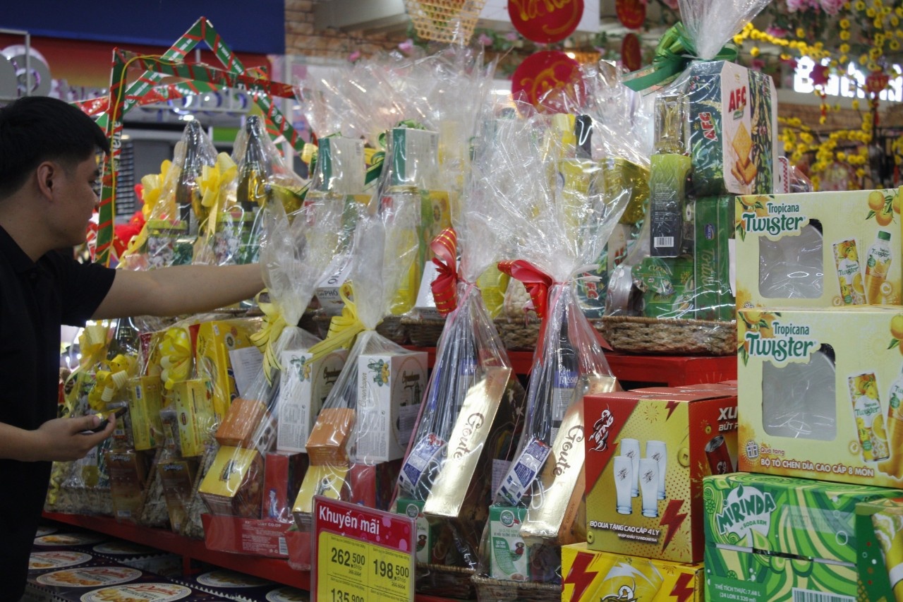 Thị trường hàng Tết bắt đầu nóng nhờ giảm giá sâu. Ảnh: PV Thị trường hàng Tết bắt đầu nóng nhờ giảm giá sâu. Ảnh: PV