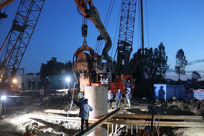 Vụ bé 10 tuổi rơi ống sâu 35m: Đến ngày thứ 14 chỉ mới đào sâu được khoảng 10m