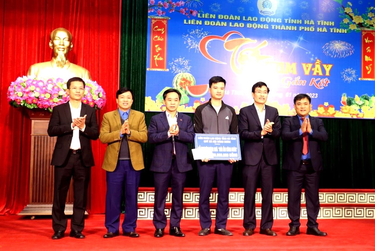 Công đoàn Hà Tĩnh: “Tết Sum vầy - Xuân gắn kết”, lan tỏa tính nhân văn sâu sắc Công đoàn Hà Tĩnh: “Tết Sum vầy - Xuân gắn kết”, lan tỏa tính nhân văn sâu sắc