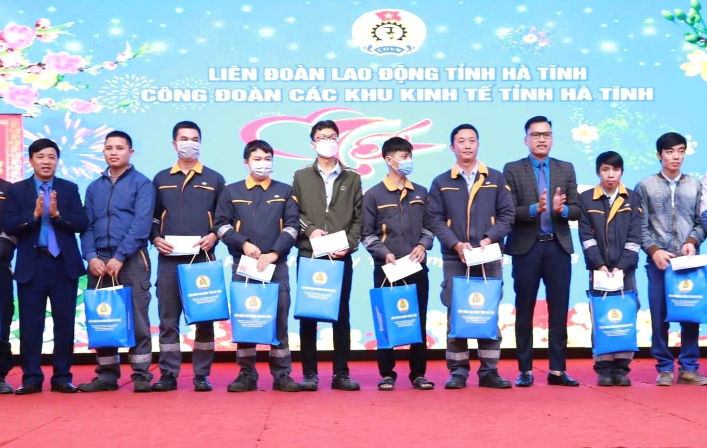 Công đoàn Hà Tĩnh: “Tết Sum vầy - Xuân gắn kết”, lan tỏa tính nhân văn sâu sắc Công đoàn Hà Tĩnh: “Tết Sum vầy - Xuân gắn kết”, lan tỏa tính nhân văn sâu sắc