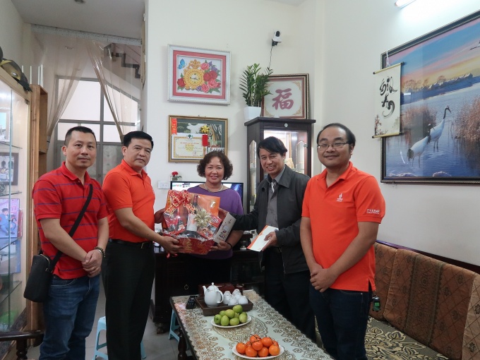 Chăm lo Tết gia đình cán bộ, đoàn viên ở xa Tổ quốc Chăm lo Tết gia đình cán bộ, đoàn viên ở xa Tổ quốc