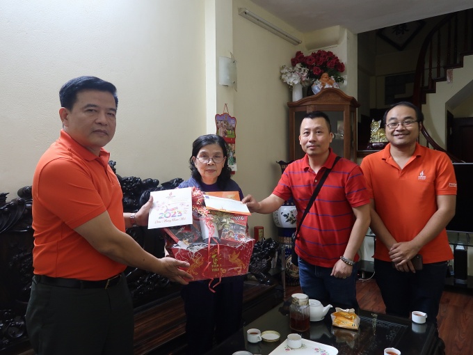 Chăm lo Tết gia đình cán bộ, đoàn viên ở xa Tổ quốc Chăm lo Tết gia đình cán bộ, đoàn viên ở xa Tổ quốc