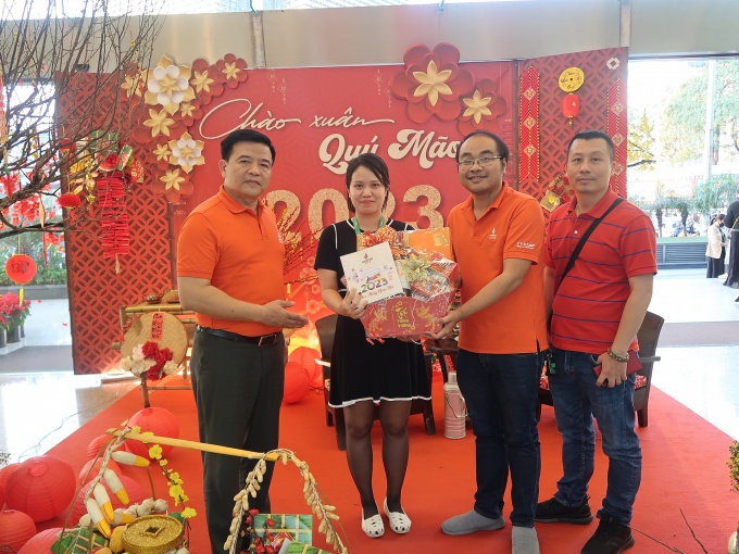 Chăm lo Tết gia đình cán bộ, đoàn viên ở xa Tổ quốc Chăm lo Tết gia đình cán bộ, đoàn viên ở xa Tổ quốc