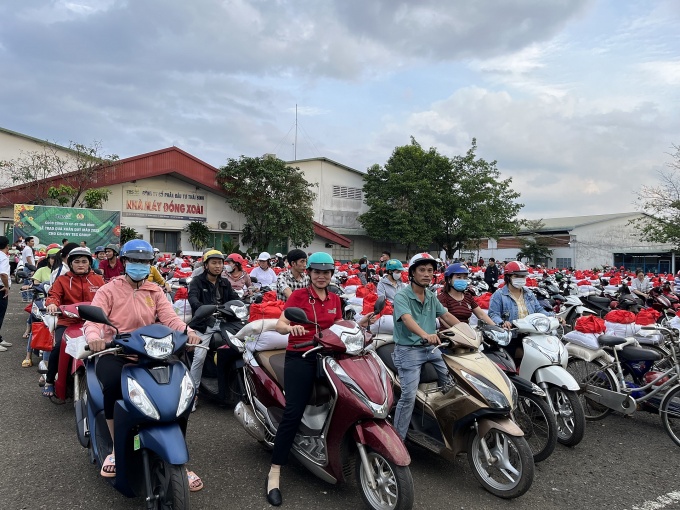 Người lao động ở Bình Phước hạnh phúc khi nhận quà theo cách khác biệt Người lao động ở Bình Phước hạnh phúc khi nhận quà theo cách khác biệt