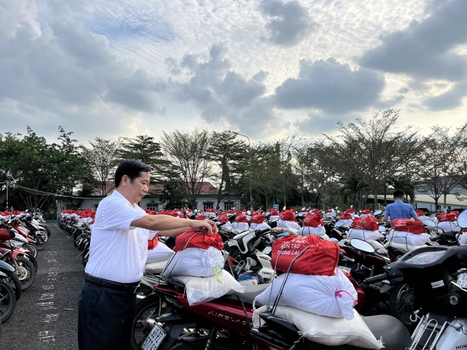 Người lao động ở Bình Phước hạnh phúc khi nhận quà theo cách khác biệt Người lao động ở Bình Phước hạnh phúc khi nhận quà theo cách khác biệt