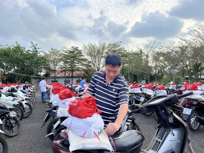 Người lao động ở Bình Phước hạnh phúc khi nhận quà theo cách khác biệt Người lao động ở Bình Phước hạnh phúc khi nhận quà theo cách khác biệt