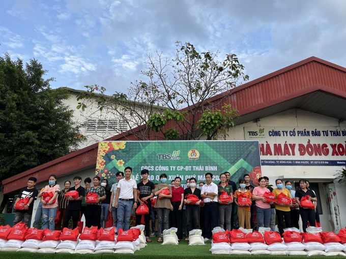 Người lao động ở Bình Phước hạnh phúc khi nhận quà theo cách khác biệt Người lao động ở Bình Phước hạnh phúc khi nhận quà theo cách khác biệt