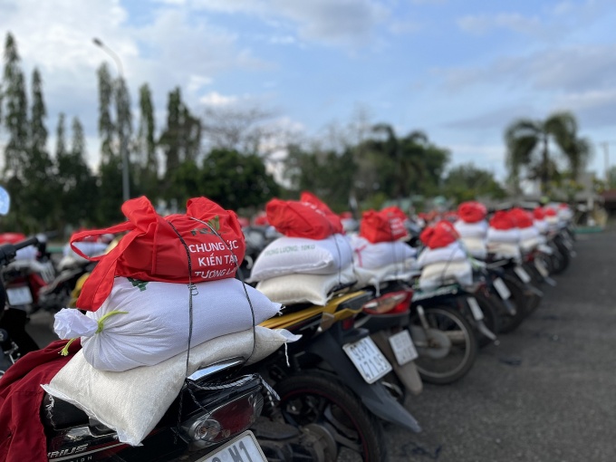 Người lao động ở Bình Phước hạnh phúc khi nhận quà theo cách khác biệt Người lao động ở Bình Phước hạnh phúc khi nhận quà theo cách khác biệt