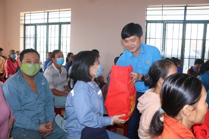 Công đoàn Khánh Hòa chăm lo Tết cho công nhân lao động khó khăn Công đoàn Khánh Hòa chăm lo Tết cho công nhân lao động khó khăn