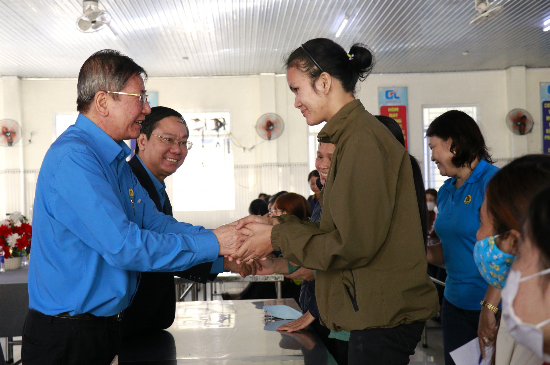 Phó chủ tịch Quốc hội và Phó chủ tịch Tổng LĐLĐ Việt Nam tặng quà Tết cho công nhân