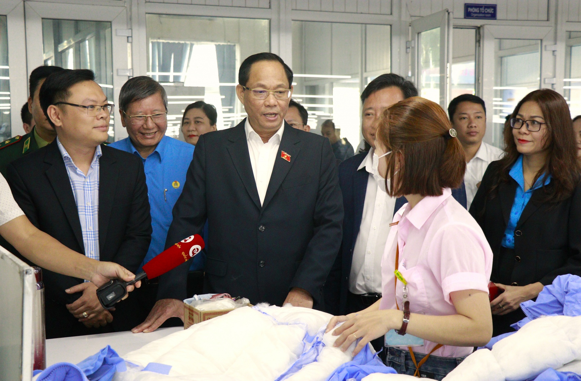 Phó chủ tịch Quốc hội và Phó chủ tịch Tổng LĐLĐ Việt Nam tặng quà Tết cho công nhân