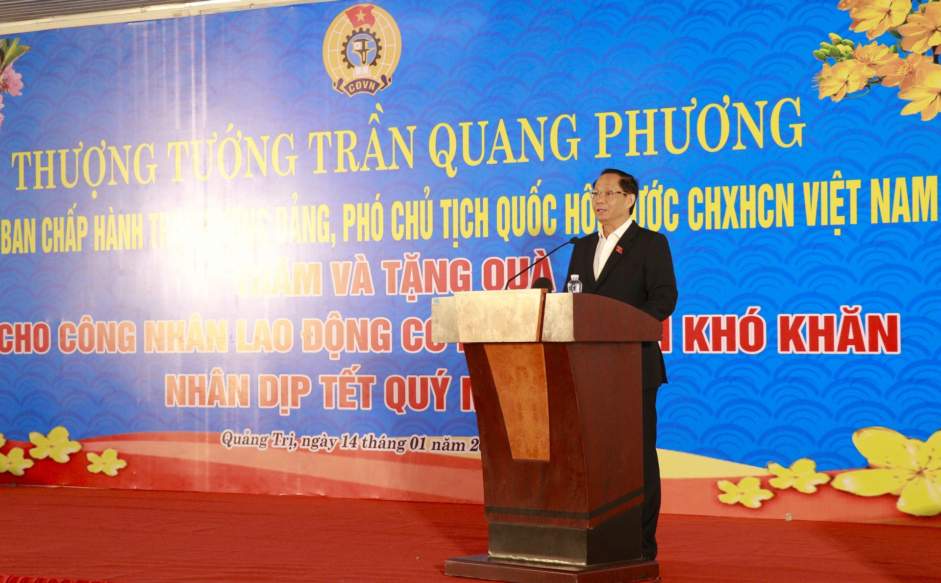 Phó chủ tịch Quốc hội và Phó chủ tịch Tổng LĐLĐ Việt Nam tặng quà Tết cho công nhân