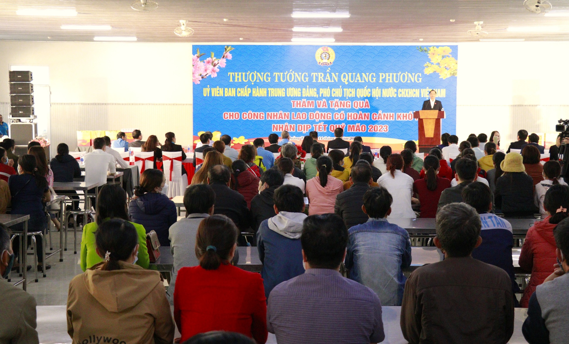 Phó chủ tịch Quốc hội và Phó chủ tịch Tổng LĐLĐ Việt Nam tặng quà Tết cho công nhân