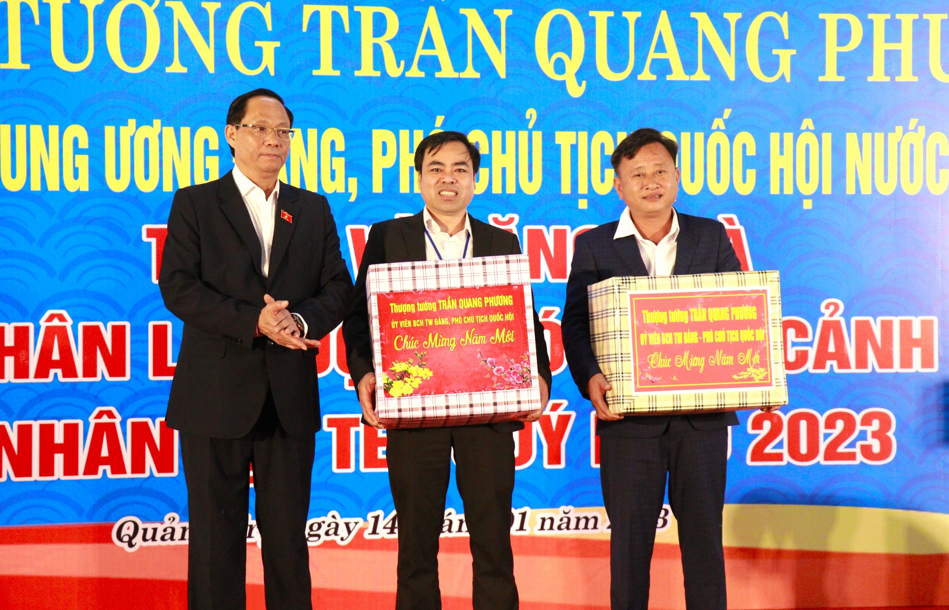 Phó chủ tịch Quốc hội và Phó chủ tịch Tổng LĐLĐ Việt Nam tặng quà Tết cho công nhân