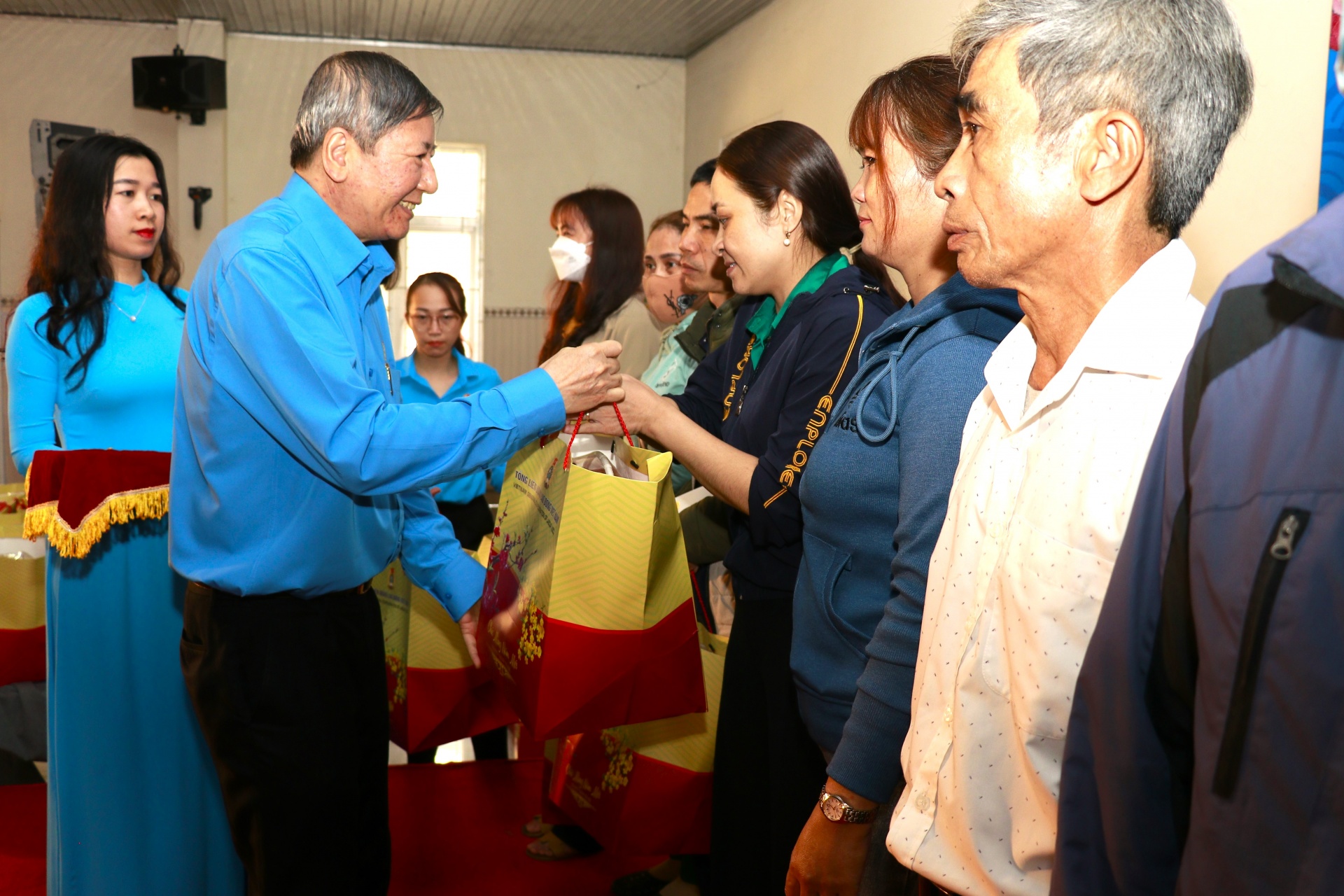 Phó chủ tịch Quốc hội và Phó chủ tịch Tổng LĐLĐ Việt Nam tặng quà Tết cho công nhân