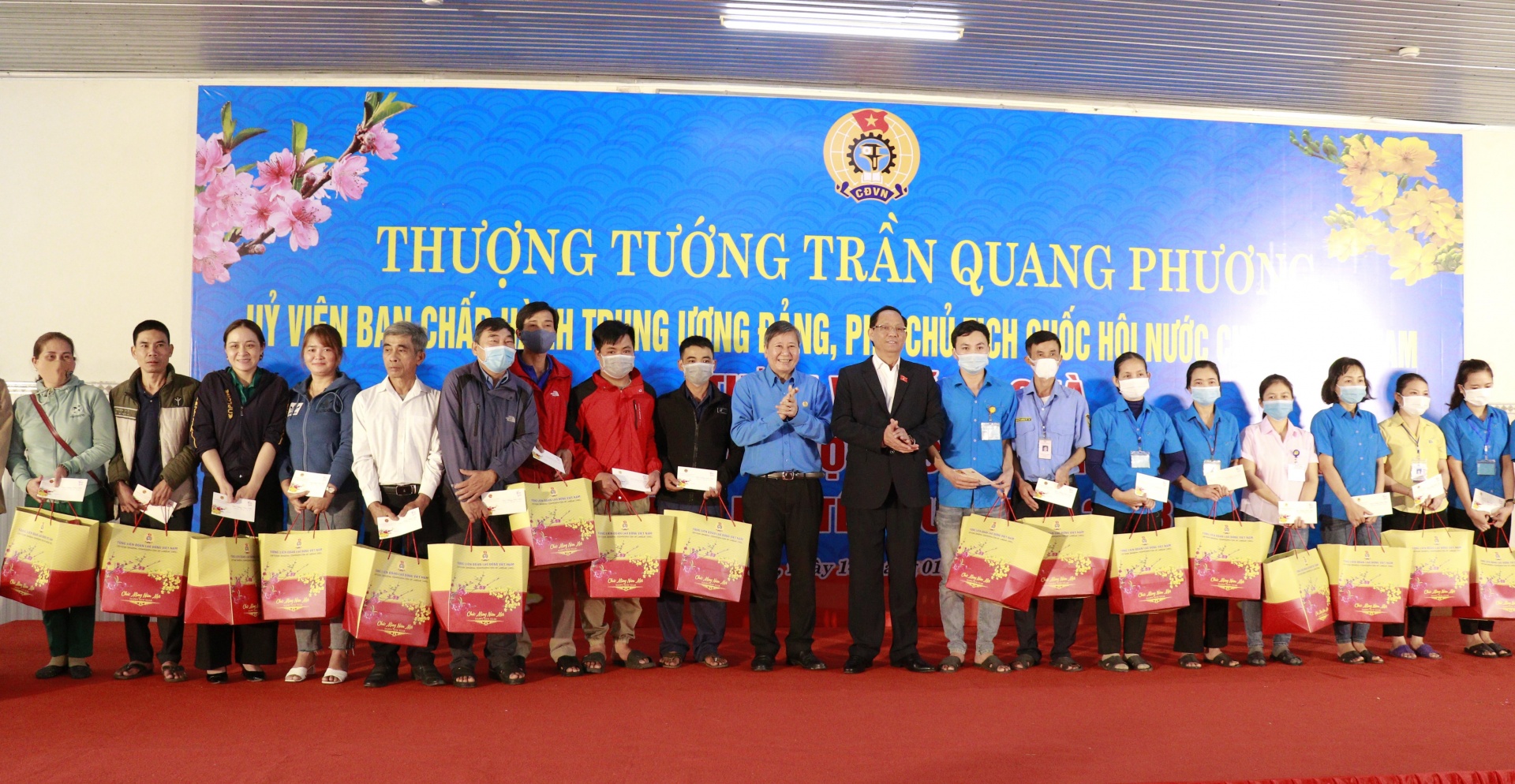 Phó chủ tịch Quốc hội và Phó chủ tịch Tổng LĐLĐ Việt Nam tặng quà Tết cho công nhân