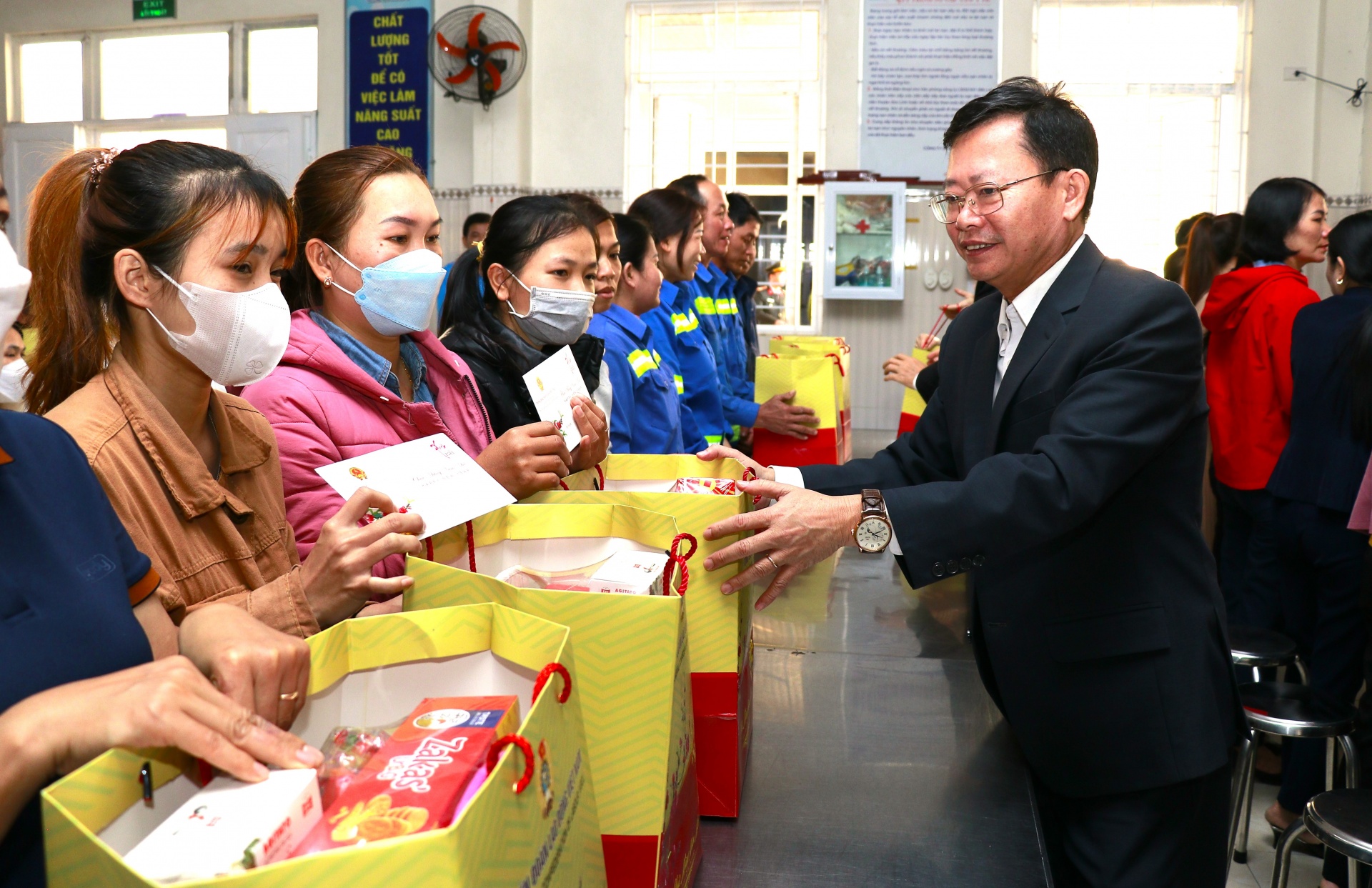 Phó chủ tịch Quốc hội và Phó chủ tịch Tổng LĐLĐ Việt Nam tặng quà Tết cho công nhân