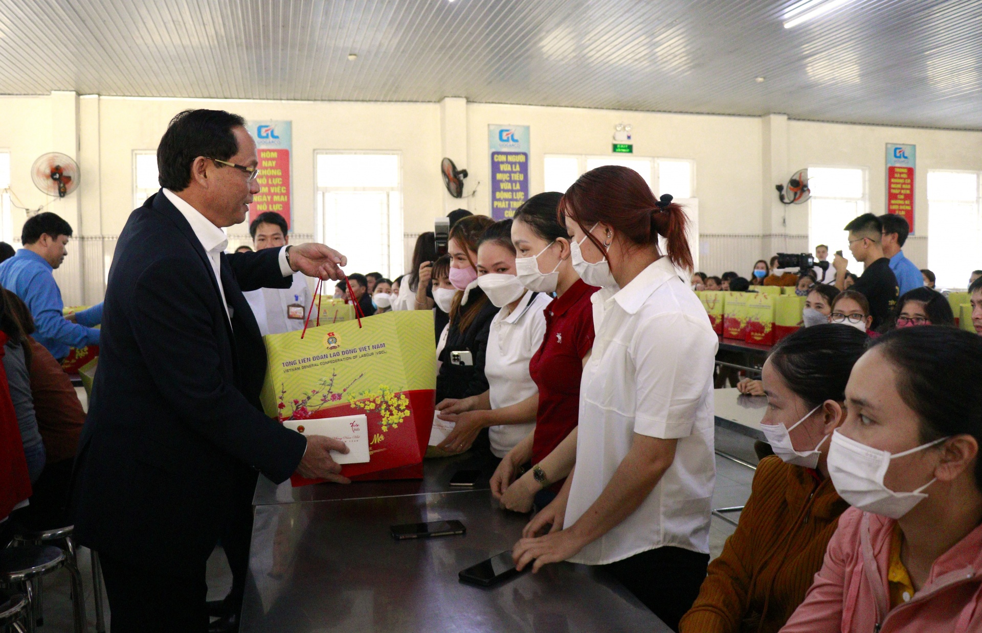 Phó chủ tịch Quốc hội và Phó chủ tịch Tổng LĐLĐ Việt Nam tặng quà Tết cho công nhân