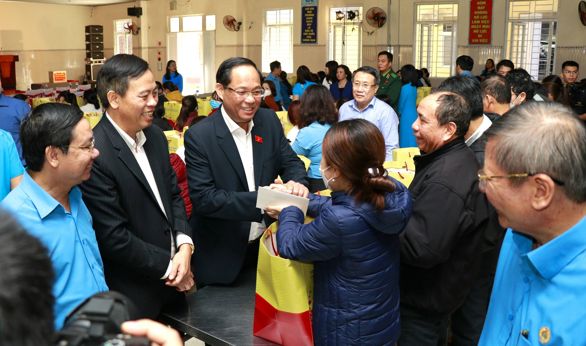 Phó chủ tịch Quốc hội và Phó chủ tịch Tổng LĐLĐ Việt Nam tặng quà Tết cho công nhân