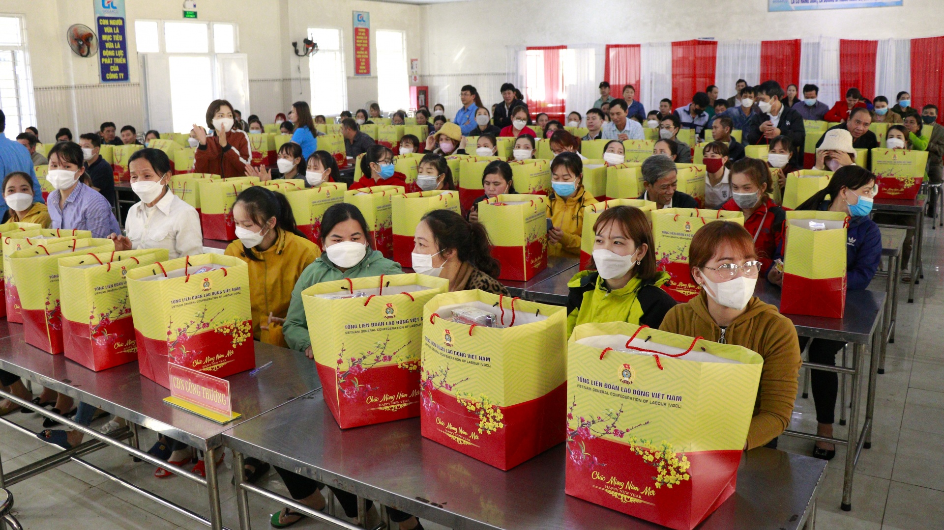 Phó chủ tịch Quốc hội và Phó chủ tịch Tổng LĐLĐ Việt Nam tặng quà Tết cho công nhân