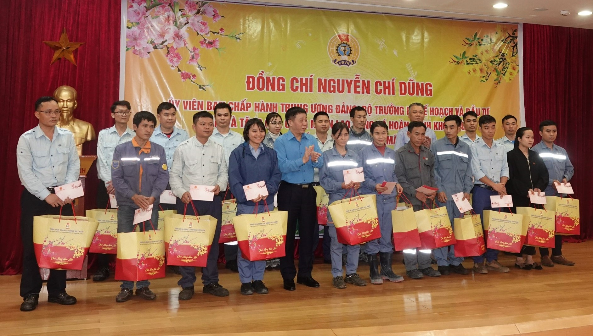 Bộ trưởng Bộ Kế hoạch và Đầu tư trao quà Tết cho công nhân lao động khó khăn ở Hà Tĩnh Bộ trưởng Bộ Kế hoạch và Đầu tư trao quà Tết cho công nhân lao động khó khăn ở Hà Tĩnh