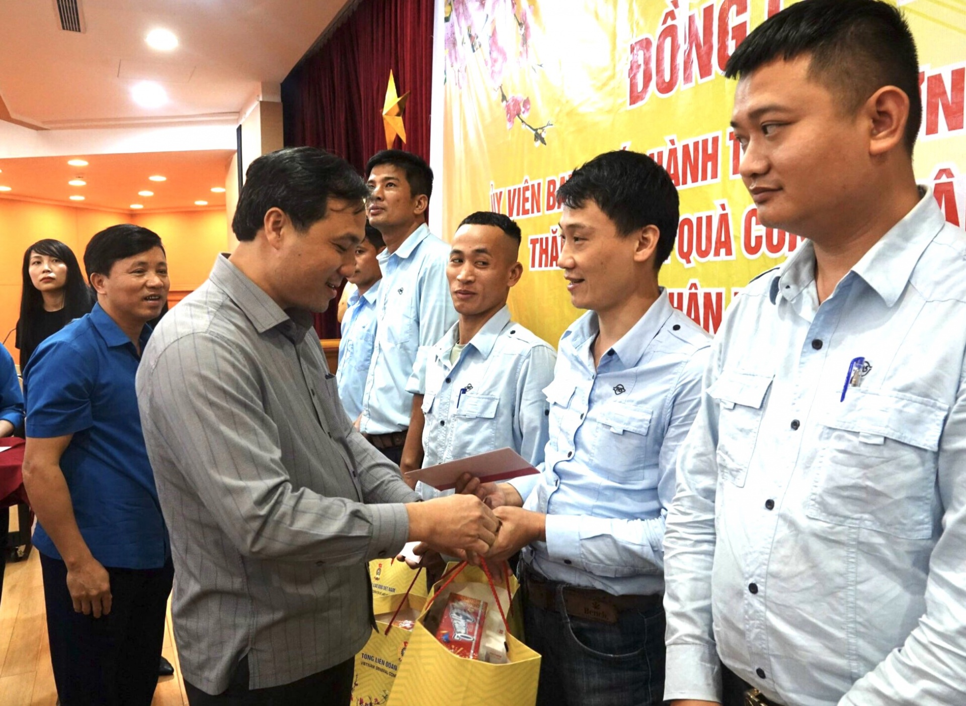 Bộ trưởng Bộ Kế hoạch và Đầu tư trao quà Tết cho công nhân lao động khó khăn ở Hà Tĩnh Bộ trưởng Bộ Kế hoạch và Đầu tư trao quà Tết cho công nhân lao động khó khăn ở Hà Tĩnh