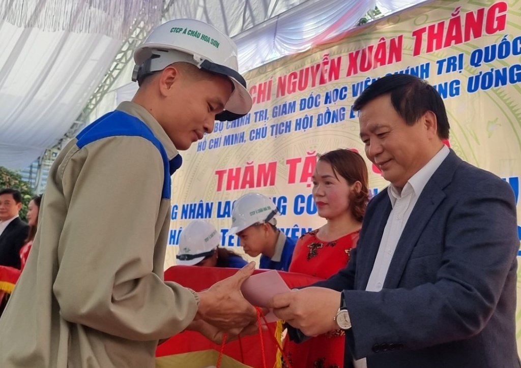 Ủy viên Bộ Chính trị Nguyễn Xuân Thắng tặng quà Tết tại Nghệ An