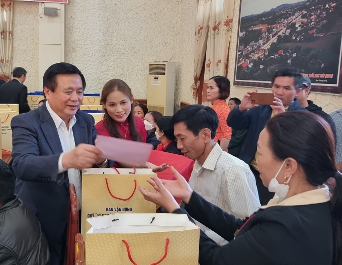 Ủy viên Bộ Chính trị Nguyễn Xuân Thắng tặng quà Tết tại Nghệ An Ủy viên Bộ Chính trị Nguyễn Xuân Thắng tặng quà Tết tại Nghệ An