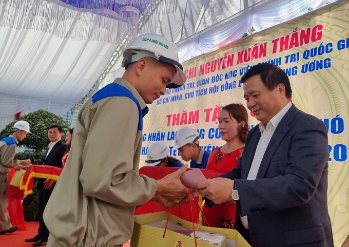 Ủy viên Bộ Chính trị Nguyễn Xuân Thắng tặng quà Tết tại Nghệ An Ủy viên Bộ Chính trị Nguyễn Xuân Thắng tặng quà Tết tại Nghệ An