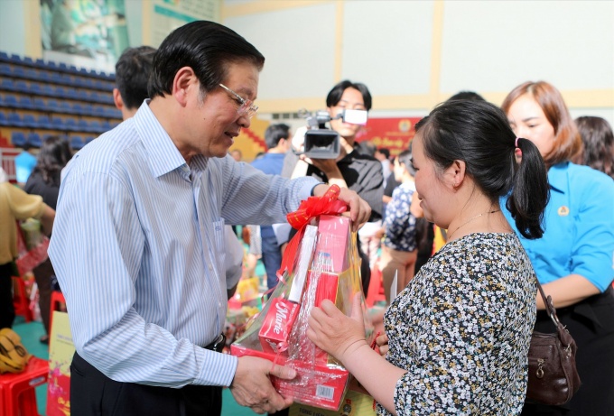 Trưởng ban Nội chính Trung ương tặng quà Tết người lao động ở Đắk Nông Trưởng ban Nội chính Trung ương tặng quà Tết người lao động ở Đắk Nông