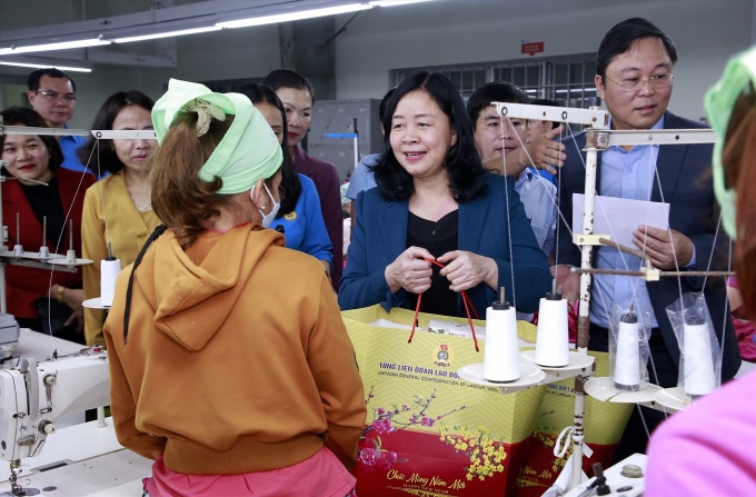 Trưởng ban Dân vận Trung ương Bùi Thị Minh Hoài chúc Tết công nhân Quảng Nam Trưởng ban Dân vận Trung ương Bùi Thị Minh Hoài chúc Tết công nhân Quảng Nam