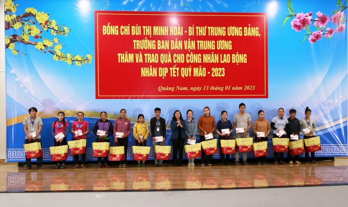 Trưởng ban Dân vận Trung ương Bùi Thị Minh Hoài chúc Tết công nhân Quảng Nam Trưởng ban Dân vận Trung ương Bùi Thị Minh Hoài chúc Tết công nhân Quảng Nam