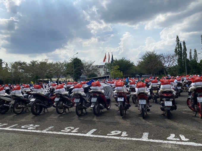 Tặng quà Tết độc đáo: Đội buộc quà cho công nhân là Ban Giám đốc Tặng quà Tết độc đáo: Đội buộc quà cho công nhân là Ban Giám đốc