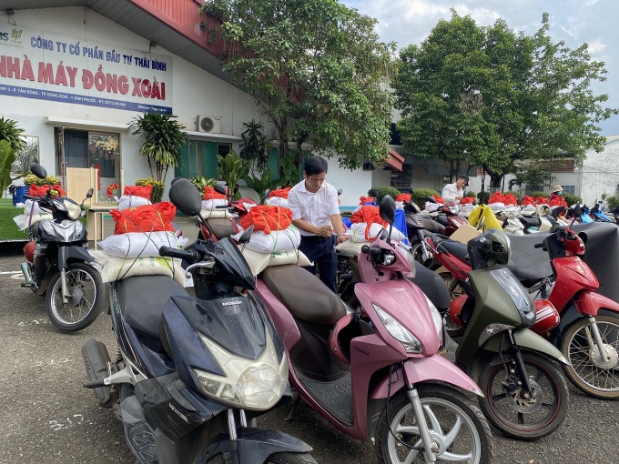 Tặng quà Tết độc đáo: Đội buộc quà cho công nhân là Ban Giám đốc Tặng quà Tết độc đáo: Đội buộc quà cho công nhân là Ban Giám đốc