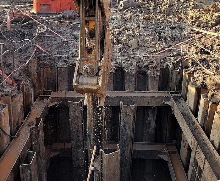 Vụ bé rơi xuống ống sâu 35m: Đội cứu hộ gặp nhiều khó khăn nhưng đang rất khẩn trương