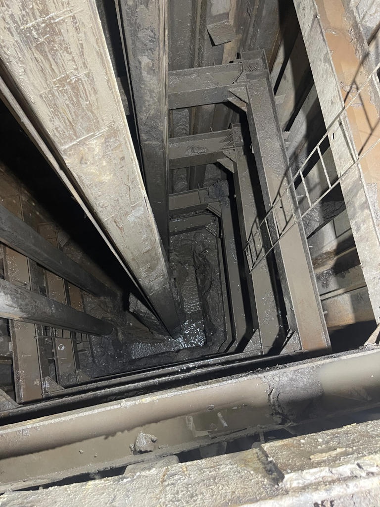 Vụ bé rơi xuống ống sâu 35m: Đội cứu hộ gặp nhiều khó khăn nhưng đang rất khẩn trương